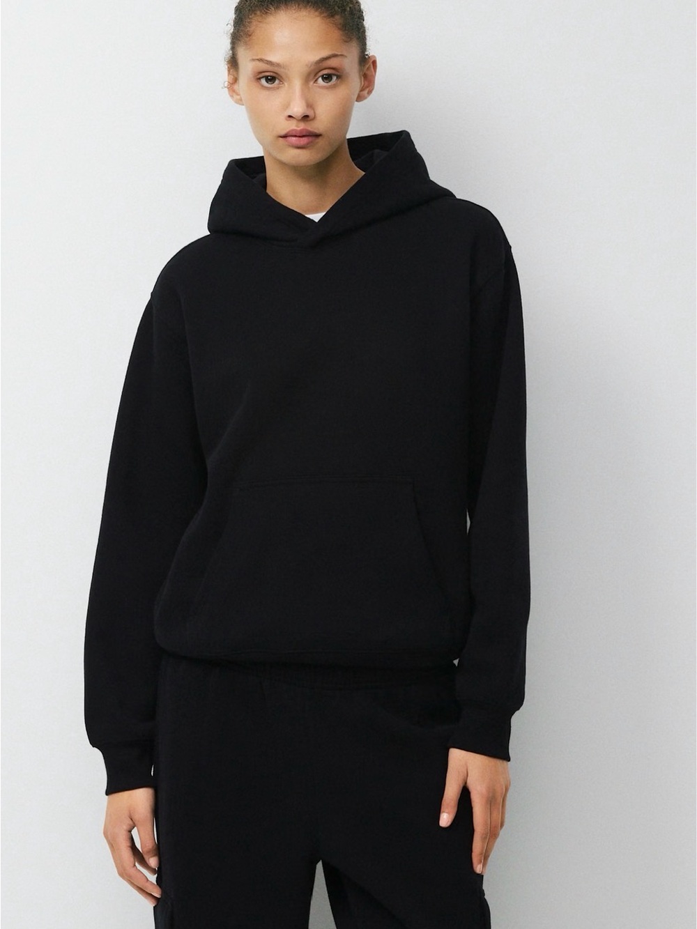 Aritzia Black Pullover Hoodie - Classic Casual Sweatshirt